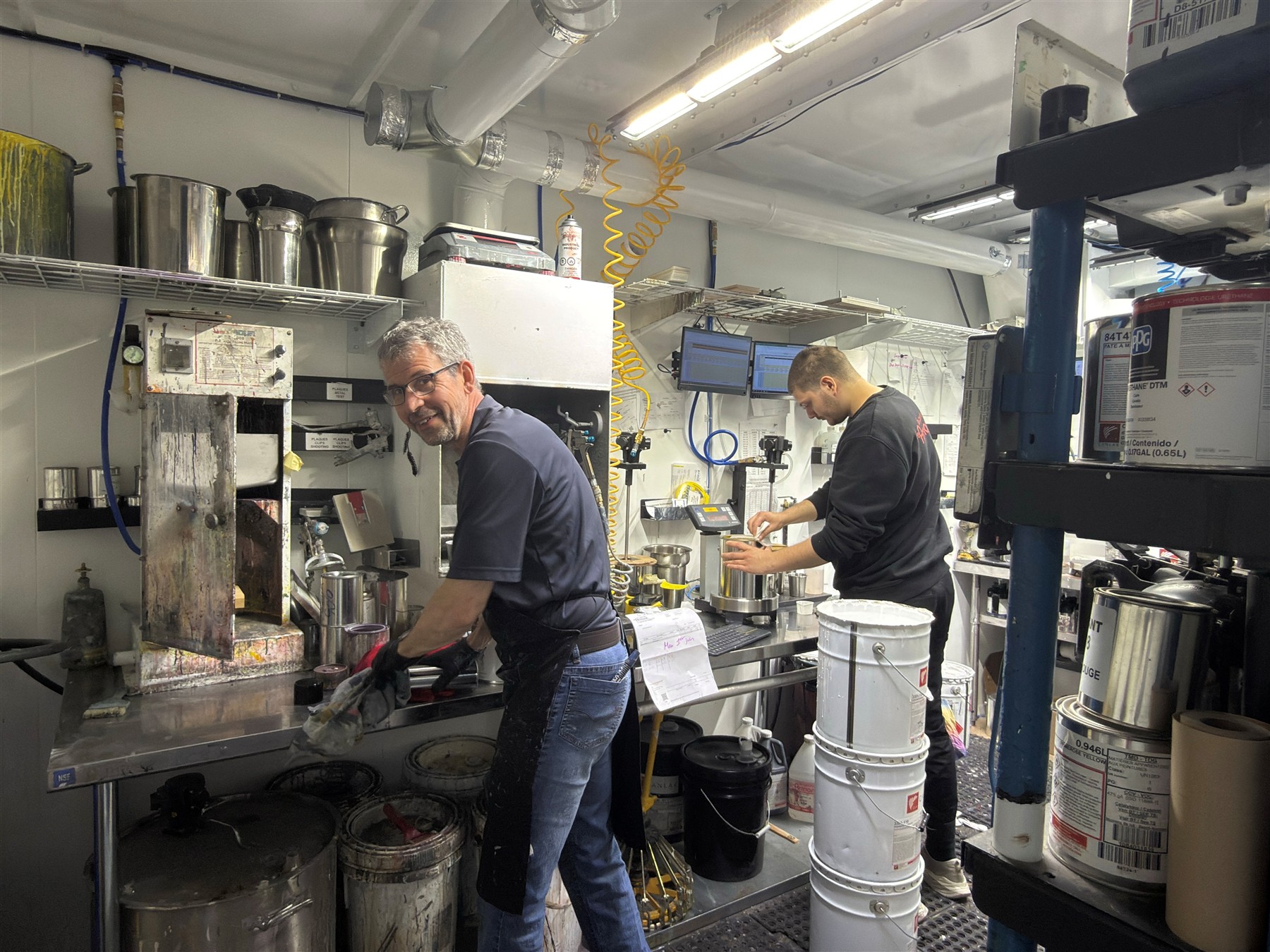Marco et Elliott au travail dans notre laboratoire de coloration.
